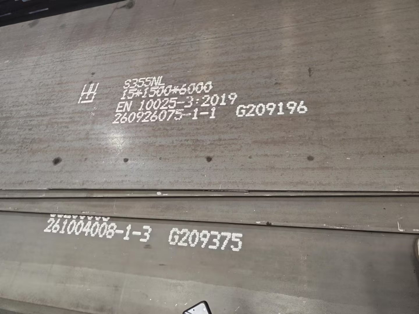 S355NL plate stencil marking: 15x1500x6000mm, EN 10025-3:2019, heat numbers G209196 and G209375